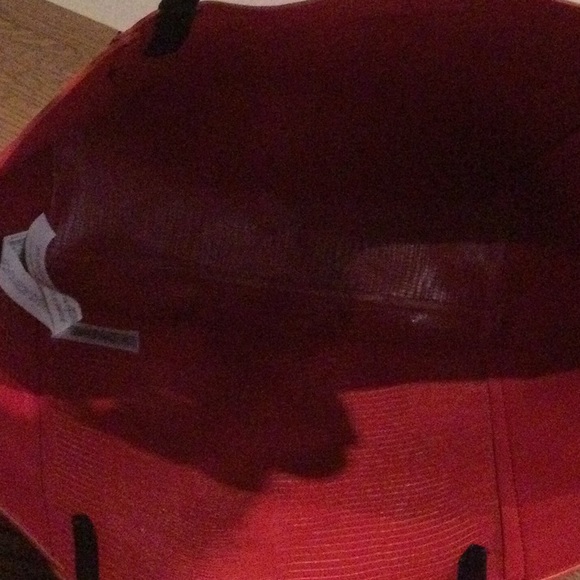 Zara duffel bag with inside pouch in red with black straps - Picture 8 of 10